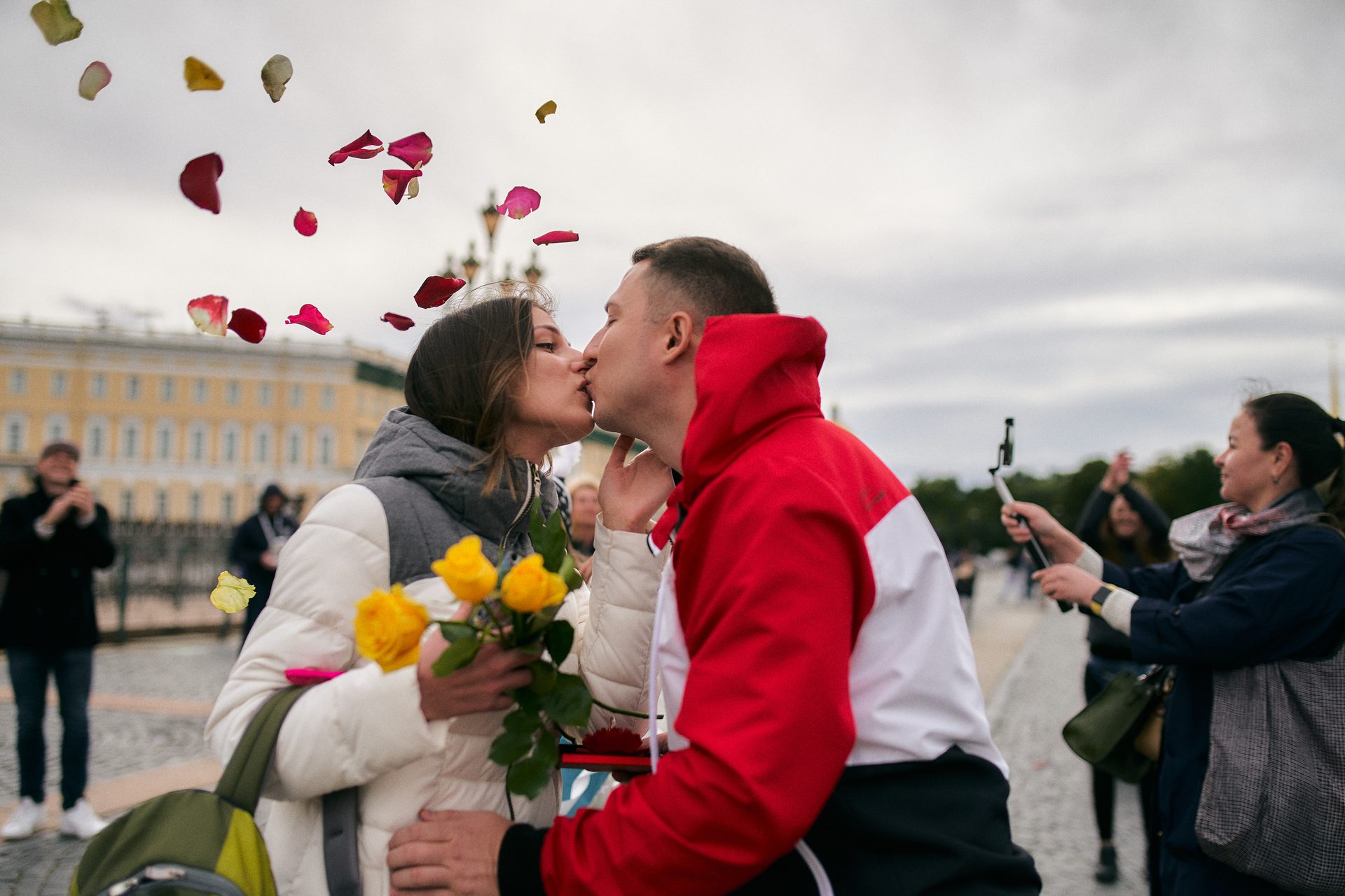 Танцевальный флешмоб во время предложения руки и сердца