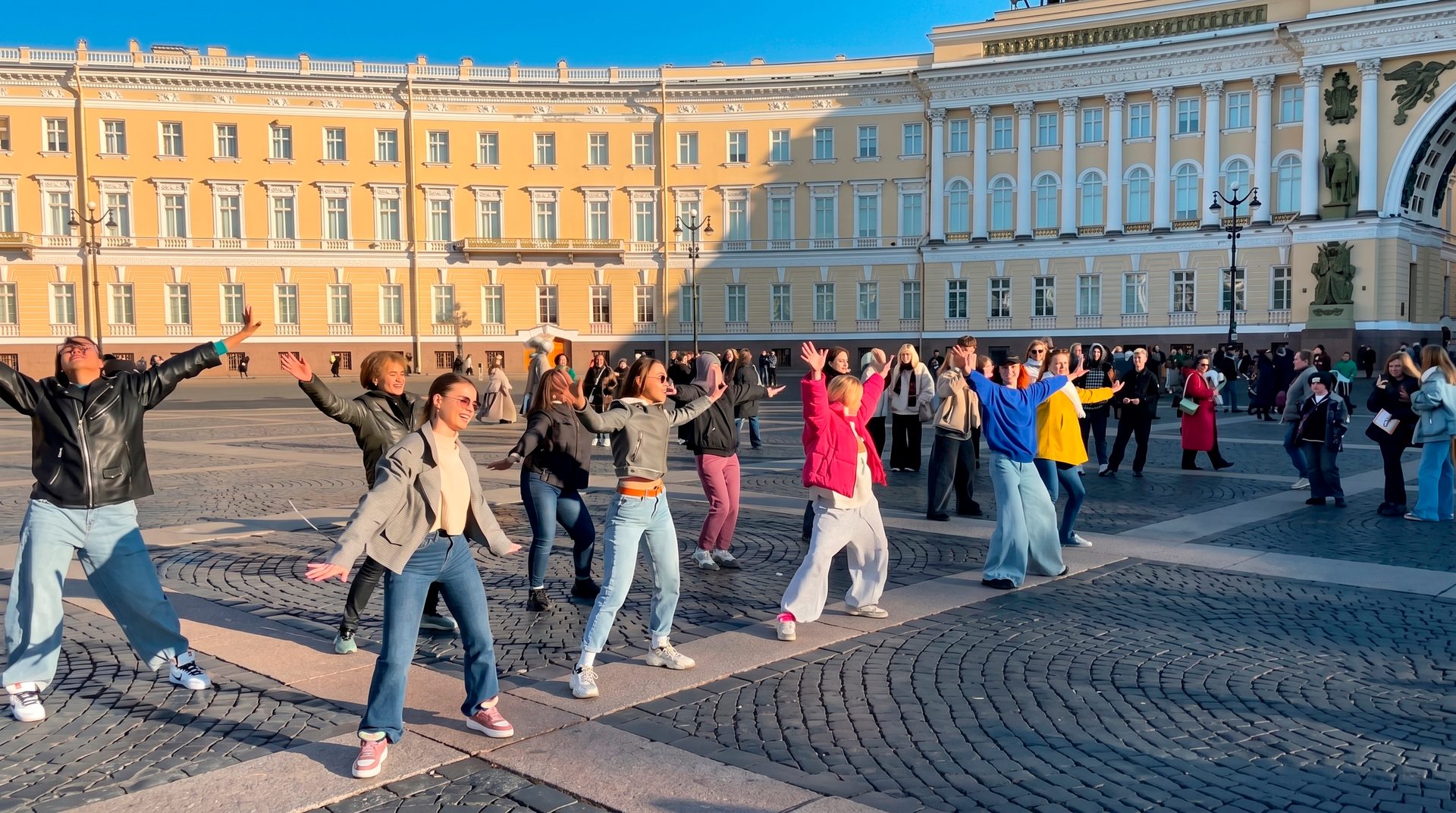 Участники танцуют во время флешмоба